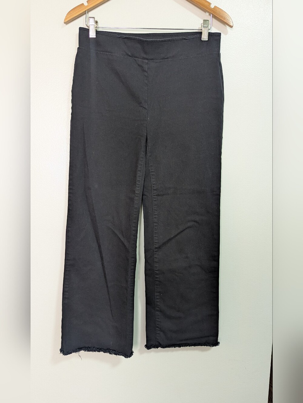 LOFT‎ Size 4 Black Stretch Raw Hem Cropped Wide Leg Pull On Pants/Jeans